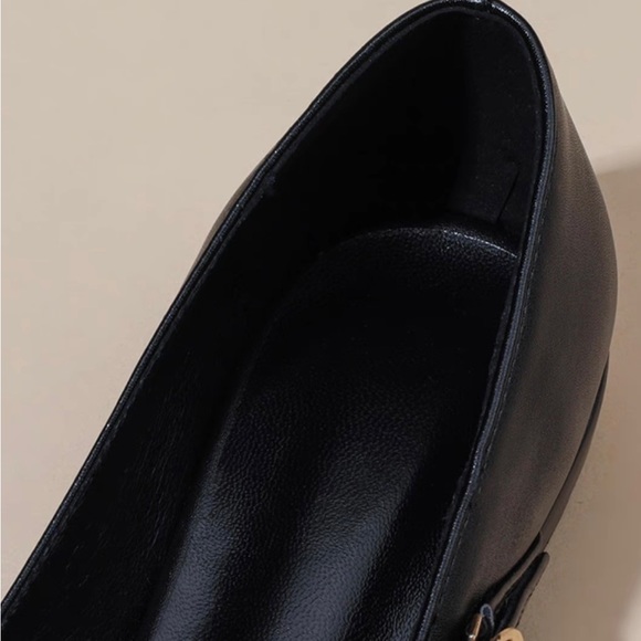 Simple black flat - Picture 5 of 6